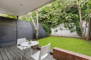 Outdoor dining - Elegant 3BR | W/ Open Garden | Wknd. Parking | ST (Greater London)