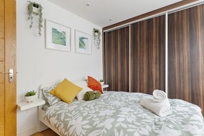 2 bedrooms, iron/ironing board, free WiFi, bed sheets - Elegant 3BR | W/ Open Garden | Wknd. Parking | ST (Greater London)