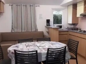 Dining - ZEcamping 3* piscine chauffée toboggans pet friendly locatif TV 8 pers (Saucède)