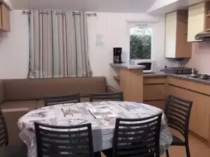 Dining - ZEcamping 3 étoiles piscine chauffée pet friendly locatif TV BBQ clim (Saucède)