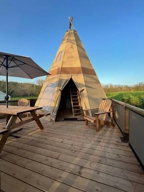 Outdoor dining - ZEcamping 3 étoiles piscine chauffée locatif BBQ 4 pers (Saucède)