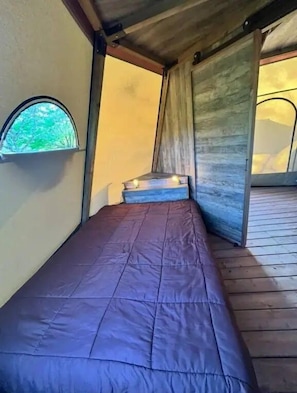 2 bedrooms, WiFi - ZEcamping 3 étoiles piscine chauffée locatif BBQ 4 pers (Saucède)