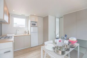 Fridge, microwave, stovetop