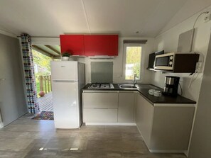 Fridge, microwave, stovetop - Camping 4 étoiles - Parc aquatique - eecb0b (Aubigny-Les Clouzeaux)