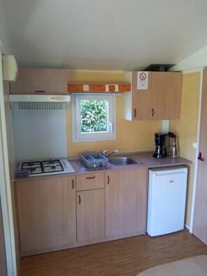 Fridge, microwave, stovetop - ZEcamping 3*chiens acceptés piscine en bord de rivière avec Canoë (Mazères)