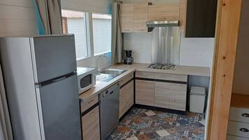 Fridge, microwave, stovetop