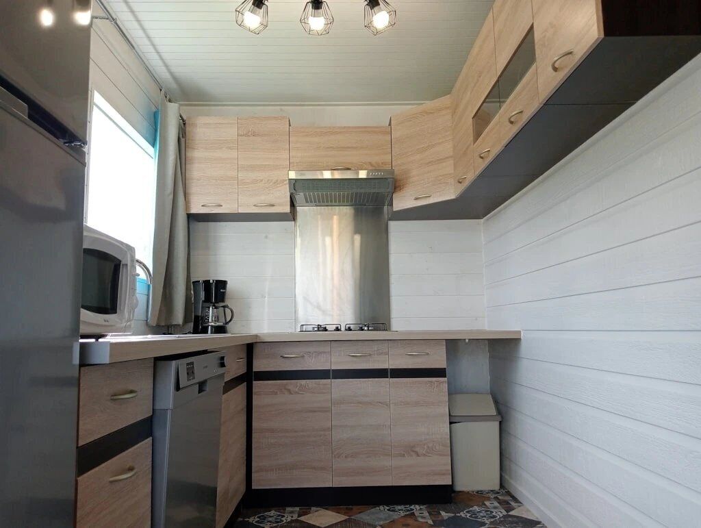 Réfrigérateur, micro-ondes, plaque de cuisson