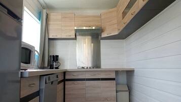 Réfrigérateur, micro-ondes, plaque de cuisson