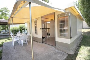 Outdoor dining - ZEcamping 3* piscine animaux acceptés locatif BBQ 25m2 5 pers (Mazères)