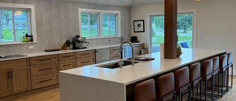 Microondas, horno, parrilla de estufa y lavavajillas