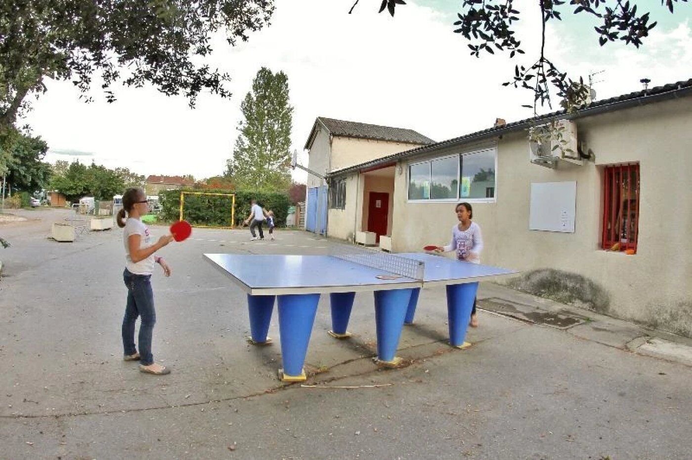 Ein Tischtennis-Aufbau mit Netz in einem Innenhof.