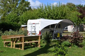 Outdoor dining - ZEcamping 3* aire de jeux multi-activités (Toulouse)