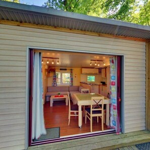 Een compacte, gelijkvloerse blokhut met een eethoek, een kitchenette en een woonruimte.