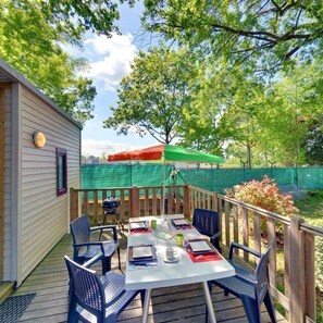 Outdoor dining - ZEcamping 3* aire de jeux multi-activités (Toulouse)