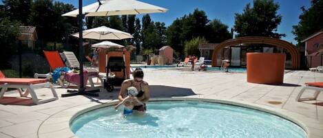 Alberca techada y alberca climatizada