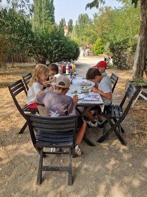 Outdoor dining - ZEcamping 3* piscine couverte pet friendly chalet TV BBQ clim 29m2 (Montlaur)