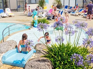 Indoor pool, a heated pool - ZEcamping 4* piscine couverte club enfant locatif 28m2 4 pers (Saint-Lunaire)