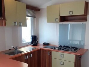 Fridge, microwave, stovetop - ZEcamping 4* piscine couverte club enfant locatif 28m2 4 pers (Saint-Lunaire)