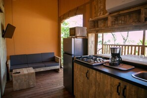 Fridge, microwave, stovetop - ZEcamping 3 étoiles 3km plage parc aquatique locatif TV clim 55m2 (Frejus)