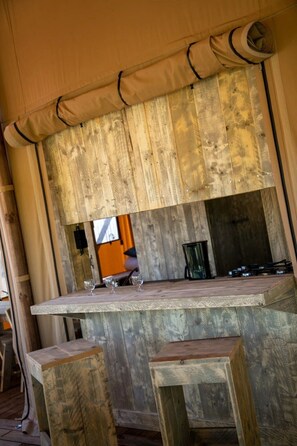Bar (on property) - ZEcamping 3 étoiles 3km plage parc aquatique locatif TV clim 55m2 (Frejus)