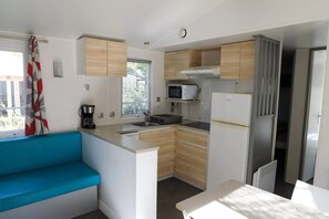 Fridge, microwave, stovetop, dishwasher - ZEcamping 3* animé 3km plage parc aquatique locatif TV LV clim 40m2 (Frejus)