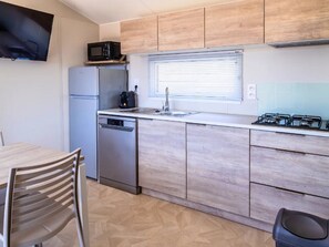 Frigorifero, microonde, piano cottura, lavastoviglie