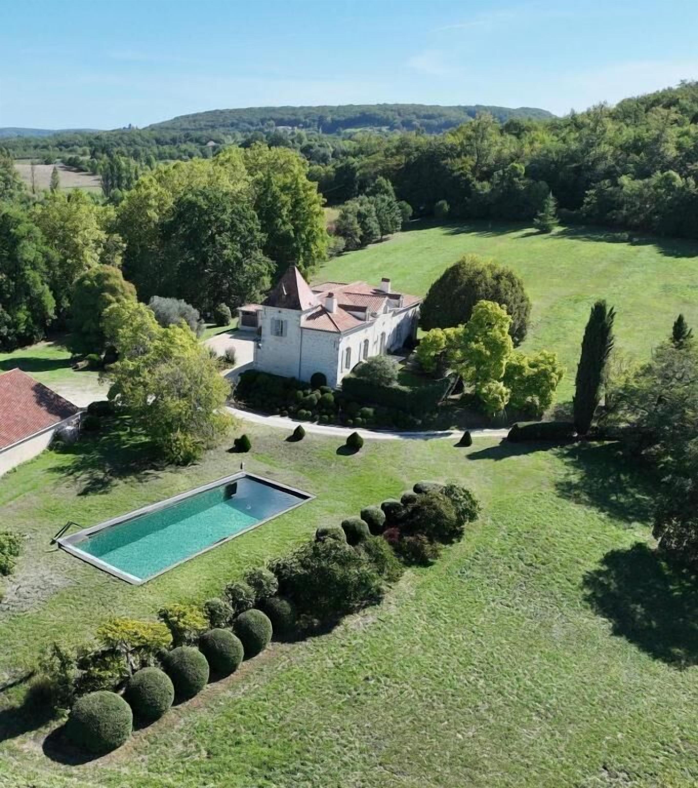 Seasonal outdoor pool, pool umbrellas, sun loungers