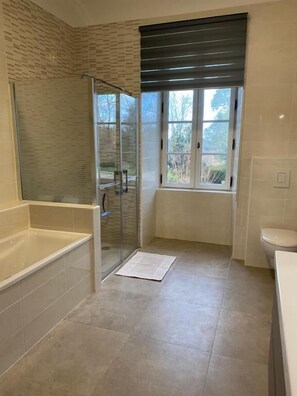 Deluxe Double Room, Mobility Accessible, Garden View | Bathroom | Bathrobes - Manoir Blanche Haut (Villeneuve-sur-Lot)
