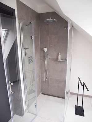 Shower, hair dryer, towels, soap - Modern apartment, 65m² on the 2nd floor of the WeinQuartier (Bissersheim)