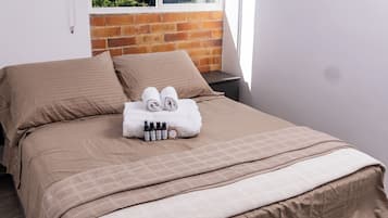 2 bedrooms, iron/ironing board, free WiFi, bed sheets