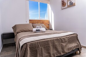 2 chambres, fer et planche à repasser, Wi-Fi gratuit, draps fournis