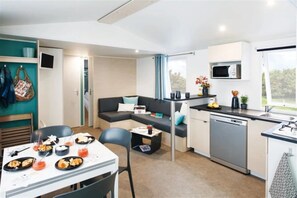 Dining - ZEcamping 4* piscine couverte locatif TV LV BBQ 38m2 (Saint-Lunaire)