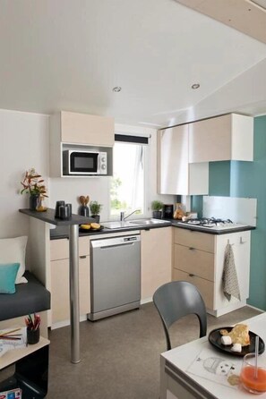 Fridge, microwave, stovetop, dishwasher - ZEcamping 4* piscine couverte locatif TV LV BBQ 38m2 (Saint-Lunaire)
