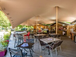 Outdoor dining - ZEcamping 3* piscine chauffée dog friendly animations locatif clim (Florac)