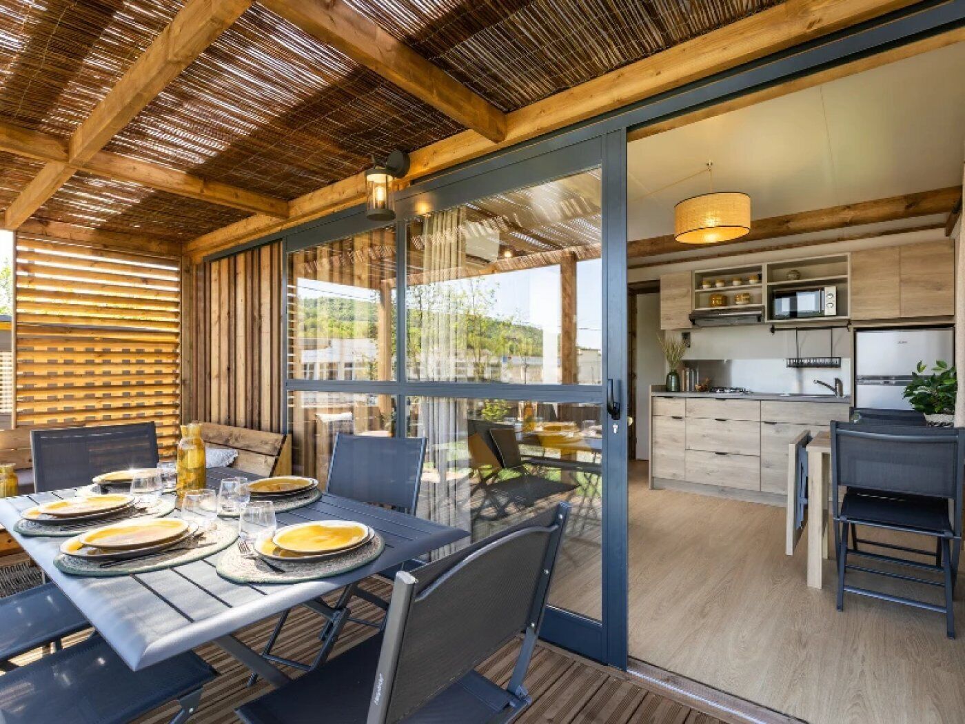 Une cuisine moderne avec des meubles en bois et un four à micro-ondes encastré.