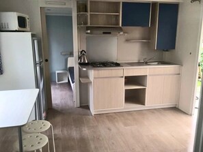 Réfrigérateur, micro-ondes, plaque de cuisson