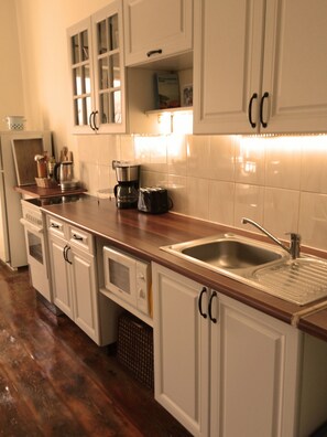 Micro-ondes, four, plaque de cuisson