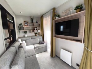 TV, ping pong - ZEcamping 4* animé piscine couverte 2km plage locatif TV LV clim 40m2 (Saint-Hilaire-de-Riez)
