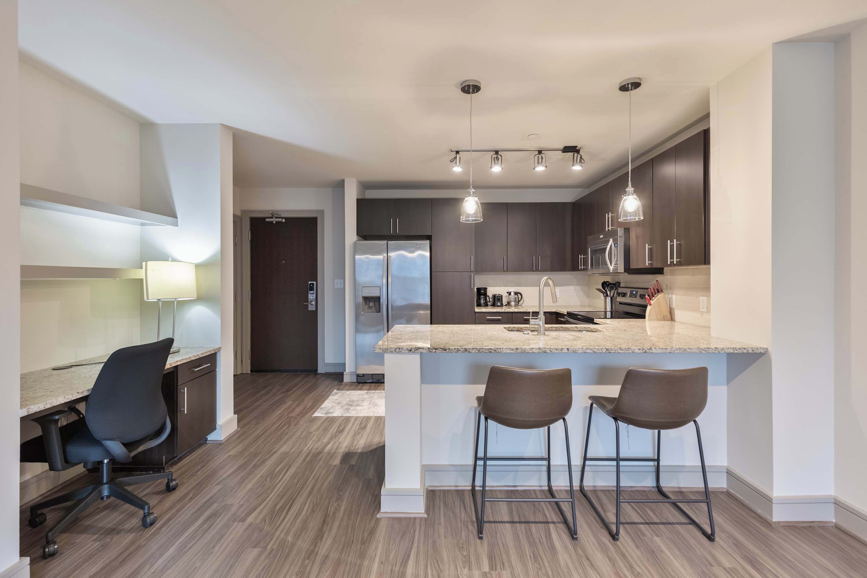 Kjøleskap, mikrobølgeovn, ovn og kokeplater