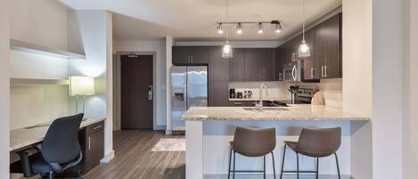 Kjøleskap, mikrobølgeovn, ovn og kokeplater