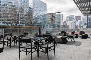 Outdoor dining - Stylish Apt Downtown Seaport (Boston, MA)