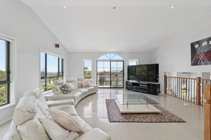 Books - Catos Escape Close to Rainforest and Scenic Lookouts (Mount Keira)