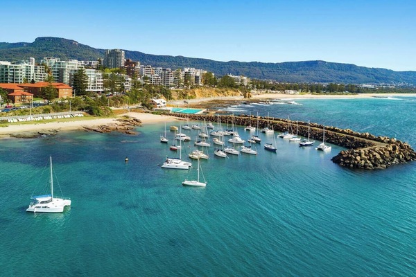 Around a ten-minute drive away, Wollongong Harbour invites relaxed coastal strolls, waterfront dining, and sweeping ocean views framed by the escarpment.