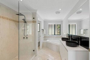 Hair dryer, towels - Catos Escape Close to Rainforest and Scenic Lookouts (Mount Keira)