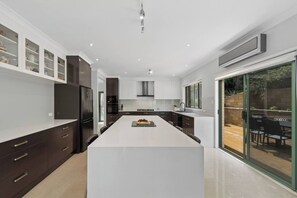 Fridge, microwave, oven, stovetop - Catos Escape Close to Rainforest and Scenic Lookouts (Mount Keira)