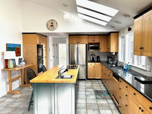 Private kitchen - Private Green Hill Retreat 3+ bedrooms  w/Private Beach Pass and AC (South Kingstown)