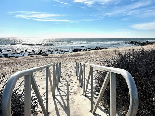 Private Green Hill Retreat 3+ bedrooms  w/Private Beach Pass and AC