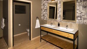 Phòng đôi hoặc 2 giường đơn Deluxe, ban công | Phòng tắm | Máy sấy tóc, khăn tắm, xà phòng, dầu gội