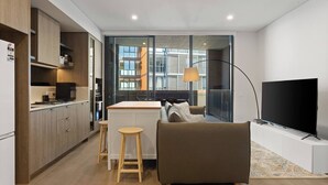 Eine moderne Wohnung mit Küche, Essbereich und Wohnzimmer.