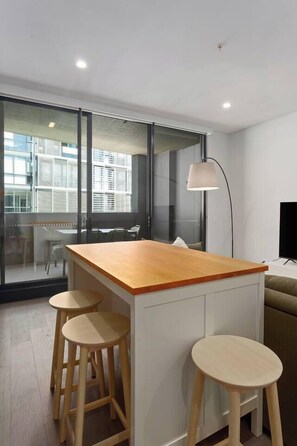 Dining - Zetland Base Urban Comfort near Dining and Transport (Zetland)
